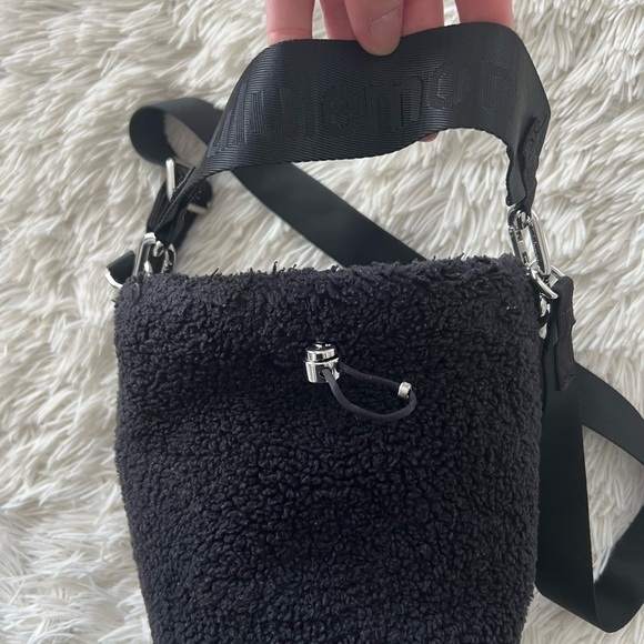 Lululemon Crossbody Fleece Bucket Bag 2.5L - black - Picture 9 of 9